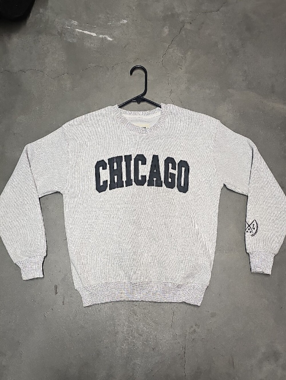 CHICAGO logo Crewneck Sweatshirt Light Gray Top Black Lettering Size MEDIUM LA